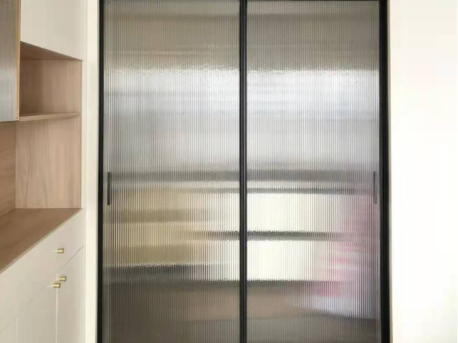 厨房钛镁合金极窄推拉门两侧适合做酒柜？